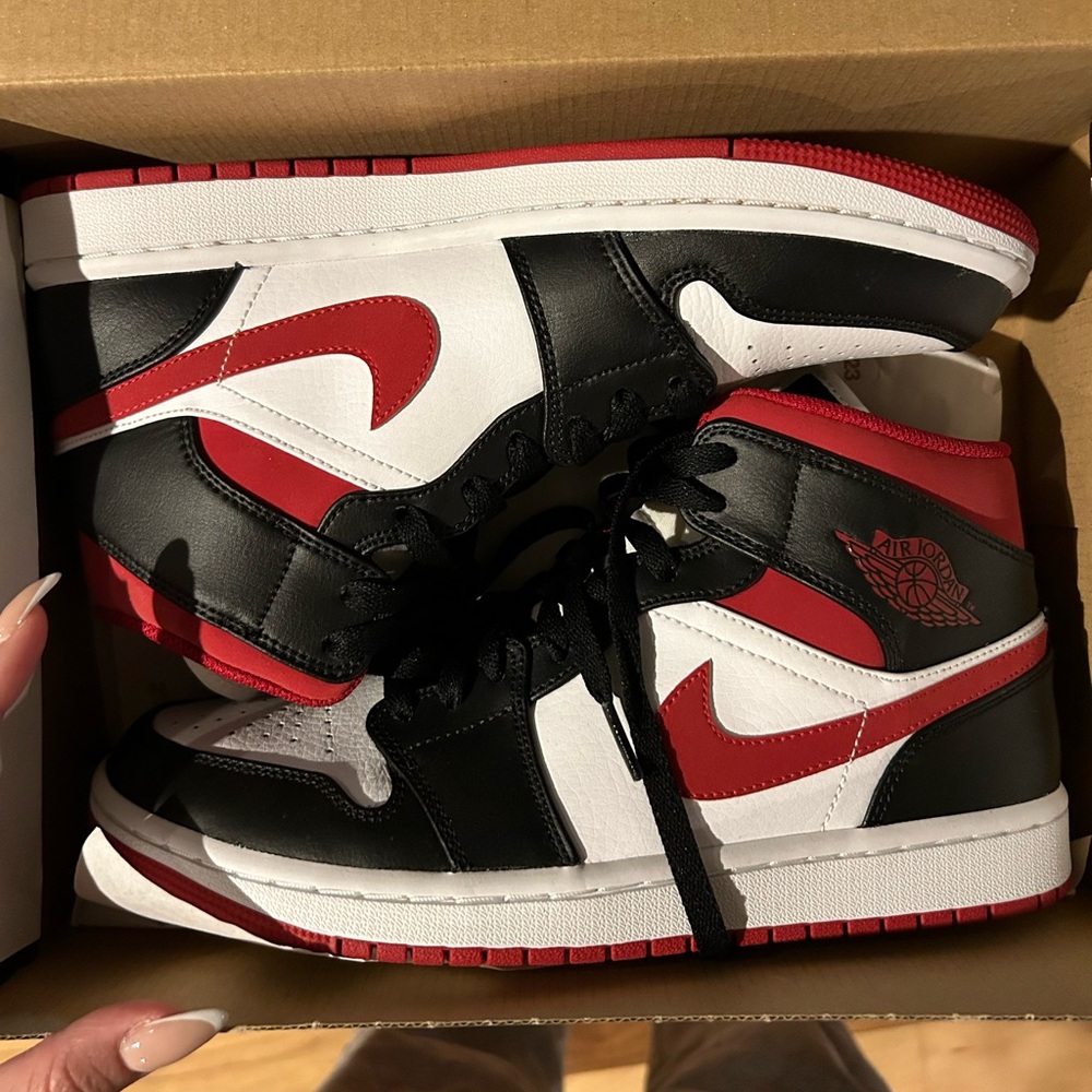 Air Jordan 1 Mid, white/gym red-black, size 8 men’s/women’s 9 1/2❤️